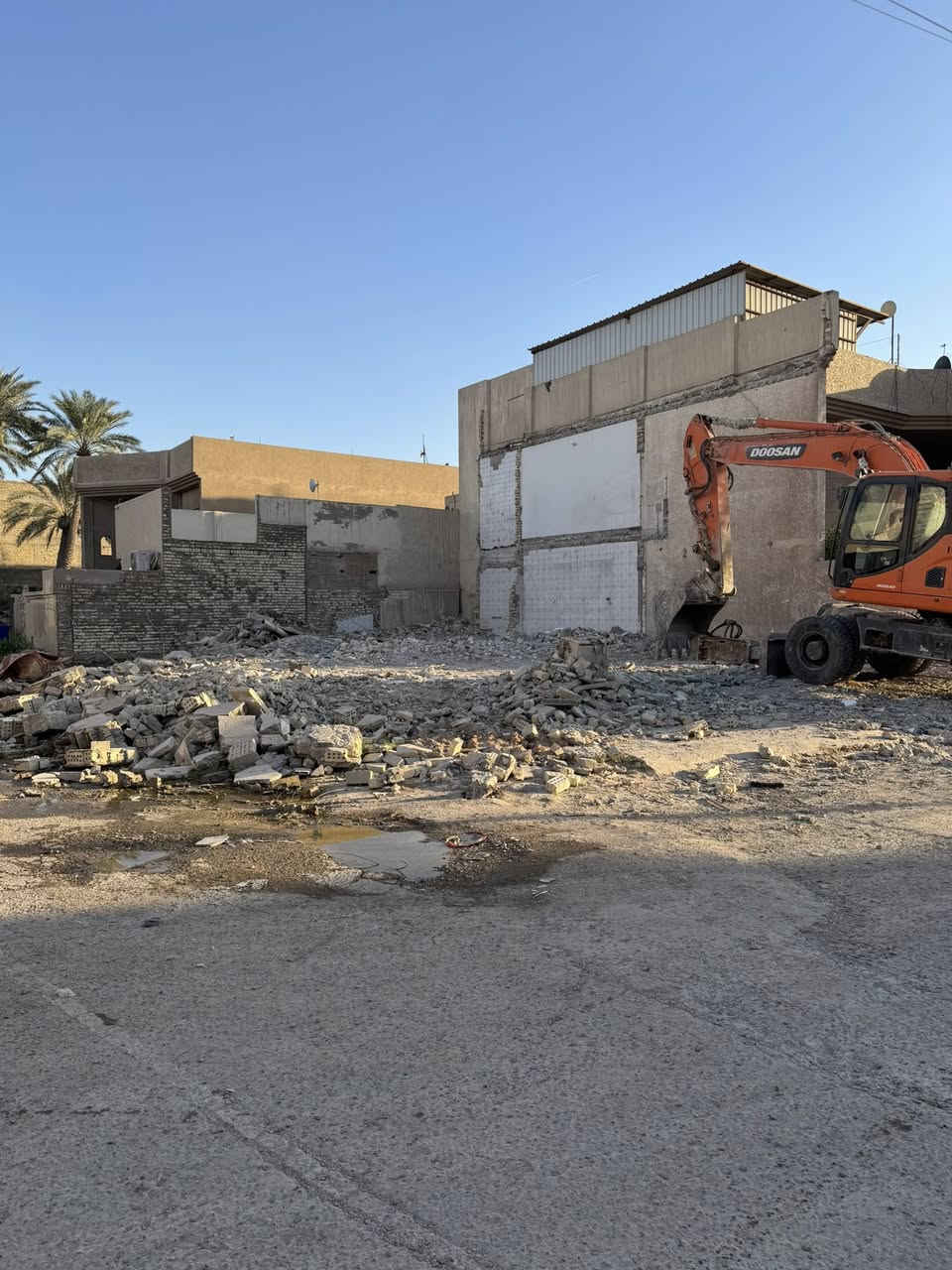 السلام عليكم 
➖ قطعه ارض ركن للبيع حسب التقطيع في شارع فلسطين ا :-  
▪️المساحة : 100 م الواجهه : 12,5 م    النزال : 8 م     
▪️ المساحة : 50 م الواجهه :6,25 م  النزال :8 م 
▪️ المساحة : 60 م الواجهه : 7,5 م   النزال :8 متر 
▪️المساحة :40 م  الواجهه : 5 م   النزال 8 
▪️محله : 504  موقع جدا ممتاز
                           للاستفسار :
                           ***********
                          *********** 
عنوان المكتب //  تقاطع النخله قرب مطعم قدوري مكتب الرحمن ّ
