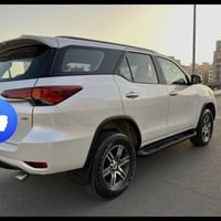 غلاف كشن جلد • لون أصفر • شرط