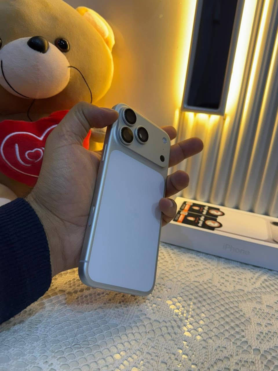 السلام عليكم
� للبيع — iPhone 17 Pro Max (نسخة الشريحة الإلكترونية eSIM)

✅ نظافة 100%
✅ حالة البطارية: 100%
✅ عدد دورات الشحن: 133 فقط
✅ الجهاز Waterproof / مقاوم للماء
✅ اللون: سلفر 🤍
✅ استخدام خفيف جداً (على كد اتصال وواتساب فقط)
✅ كارتونته كاملة
✅ ويا حافظه 360 درجة حماية كاملة

📌 الجهاز بحالة الجديد جداً وما بي أي ملاحظات

💰 السعر: 1,875,000 دينار
⚠️ مجال بسيط جداً بالسعر


**إذا كنت صاحب هذا الإعلان وتريد حذفه لأي سبب، رجاءا أرسل رسالة إلى الدعم الفني**