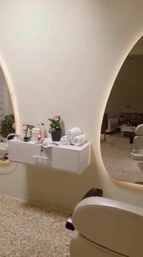 📢 فرصة ذهبية لأصحاب الصالونات أو المبتدئين بمشروعهم!

للبيع طقم كامل لأغراض صالون نسائي في بغداد – الشعب، استعمال أقل من سنة فقط، بحالة جداً ممتازة، جاهزة للاستخدام مباشرة!

🔹 المحتويات:

💺 2 كراسي صالون

🪞 2 مرايات كبيرة

💅 واحد بدكير كاملة مع كراسيها

💆 ميز أكرلك مع كراسي

🧺 4 عربانات (سلات)

🧴 مغسلة شعر عملية

🧊 3 بردات زيبرا (تصاميم تركية)

🛋️ تخم تركي راقي مع طاولة وسطية

💡 8 سبوت لايتات إنارة

🌫️ جهاز بخار للوجه

🧷 ميز تعليق جداري

🧰 جرارات للتخزين

✨ كل الأغراض بحالة نظيفة جداً واستخدام بسيط – مناسبة للصالونات الجاهزة أو للتأسيس من الصفر. 
الاستفسار أكثر عن الخاص


**إذا كنت صاحب هذا الإعلان وتريد حذفه لأي سبب، رجاءا أرسل رسالة إلى الدعم الفني**