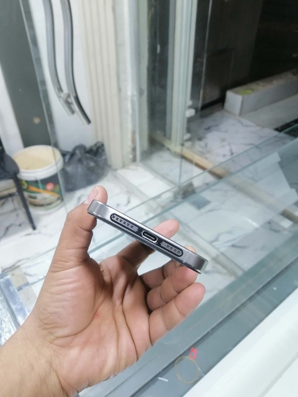 السلام عليكم شباب 
ايفون 15 PRO MAX تيتانيوم 
الجهاز نظافته ع عالم شخط مابيه يلمع اصلا
بطارته 88 اصليه 
ذاكره 256GB 
مبدل شاشه مال تفصيخ احسن نوعيه بالسوك 
كلشي شغال بالجهاز حاله حال الوكاله
تجي للبيت تفحصه ع راحتك اي خلل بيه تاخذه بلاش 

سعره 850 الف فقط ✅
مكاني بغداد الدوره ✅
رقمي ***********