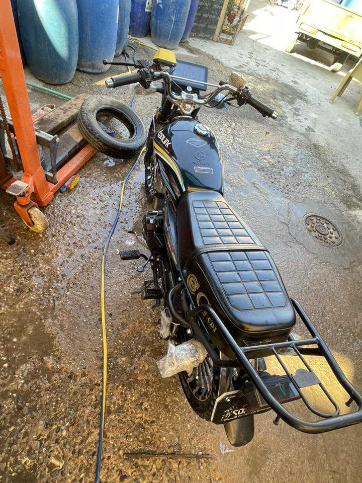 دراجة سيفان سونك 2025 للبيع ما ماشيه صارلها شهرين من نازله دراجه كلش نظيفة مكفوله عام جيب وياك الف فيتر وتعال السعر 850 وبيها مجال بسيط للشراي رجاءا جماعه ال 700 لا دخلون لان دراجه نظيفة كلش المكان بغداد حي اور رقم ***********
