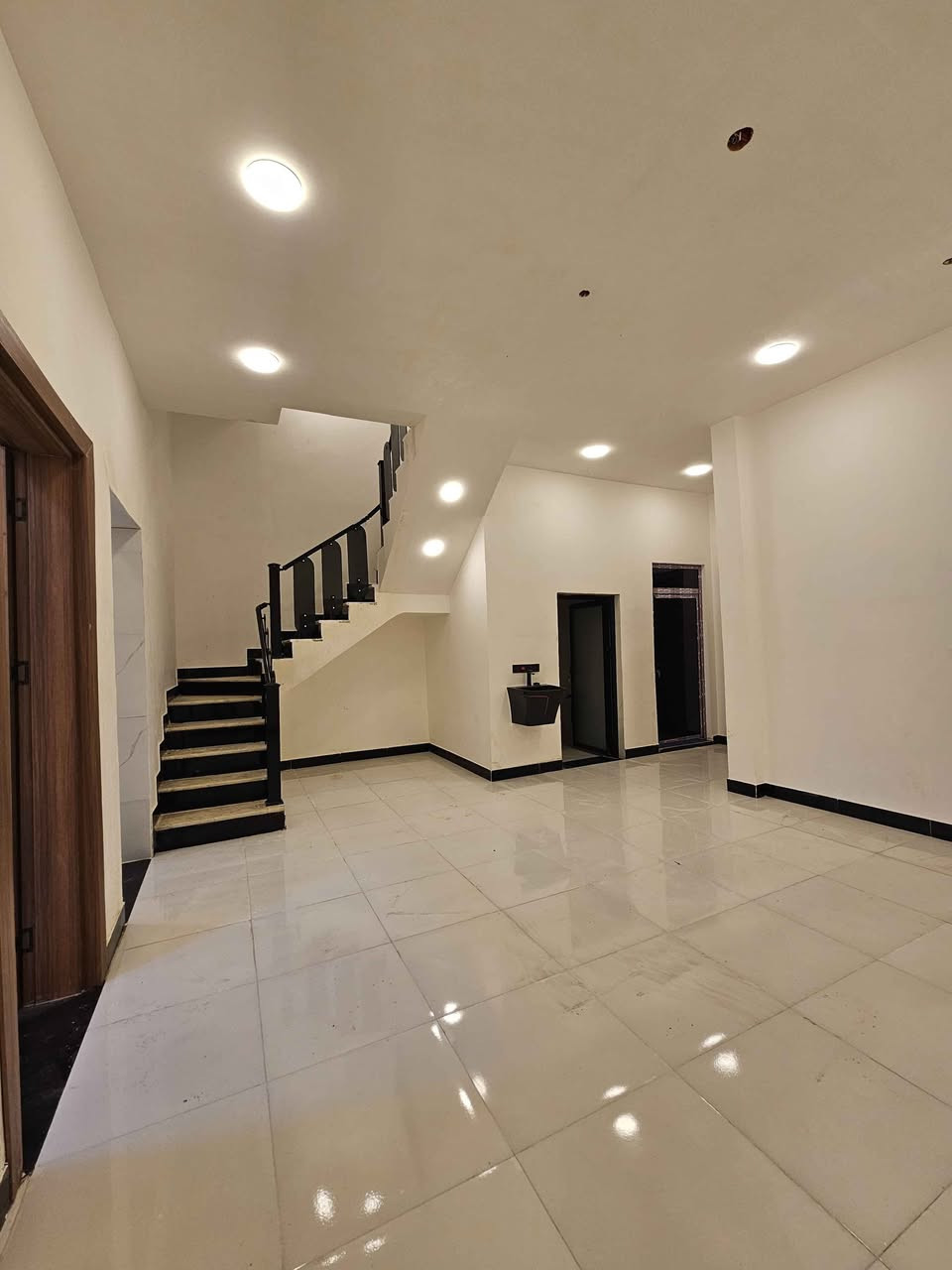 ✨ اللهم صلِّ على محمد وآل محمد ✨
🏡 بيتان للبيع – بناء حديث فول مواصفات
📍 الموقع: البصرة / أبي الخصيب / البهادريّة
قريب من الشارع العام الداخلي
📐 المساحة:
▪️ مساحة كل بيت 150 م²
🏗 تفاصيل البناء:
▪️ بناء طابوك
▪️ طابقين
▪️ بناء حديث – فول مواصفات
🔹 مواصفات الطابق الأول:
غرفتا نوم
صالة كبيرة
استقبال
مطبخ
صحيات
كراج
حديقة
🔹 مواصفات الطابق الثاني:
4 غرف نوم (سويت)
📄 الملكية:
▪️ طابو زراعي عراقي
📞 للاستفسار:***********

أبو سيف البصرة, العراق
