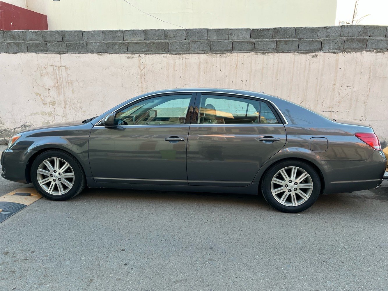 سلام عليكم افلون 2009 وارد امريكي صبع جمالية فقط بدون اي ضرر كير ومحرك مكفوله جاهزة مال جناية وبيه مجال بسيط