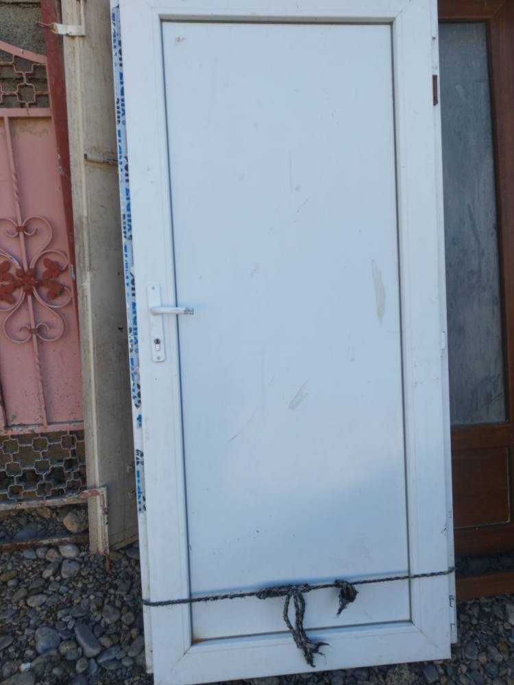 ده رگاى پلاستيك حمام و ئاو ده ست 
ئه نگلاينى سه ر ده رگا بؤ فرؤشتن 
***********
له رانيه أربيل, العراق
