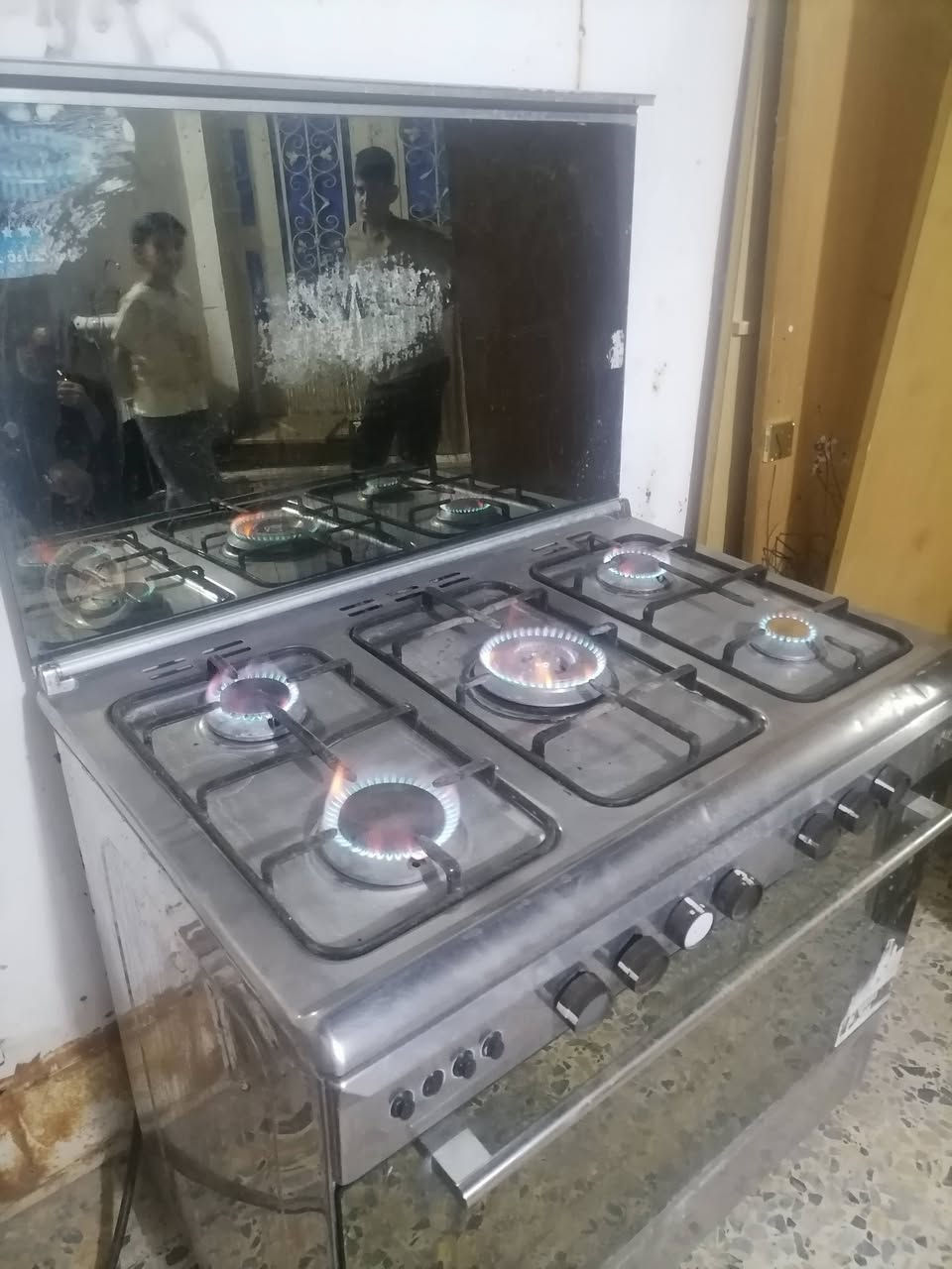 طباخ فريش نضيف كلش شرط الفحص للبيع سعره ١٦٠ وبي مجال اتصال هاتفي ***********
