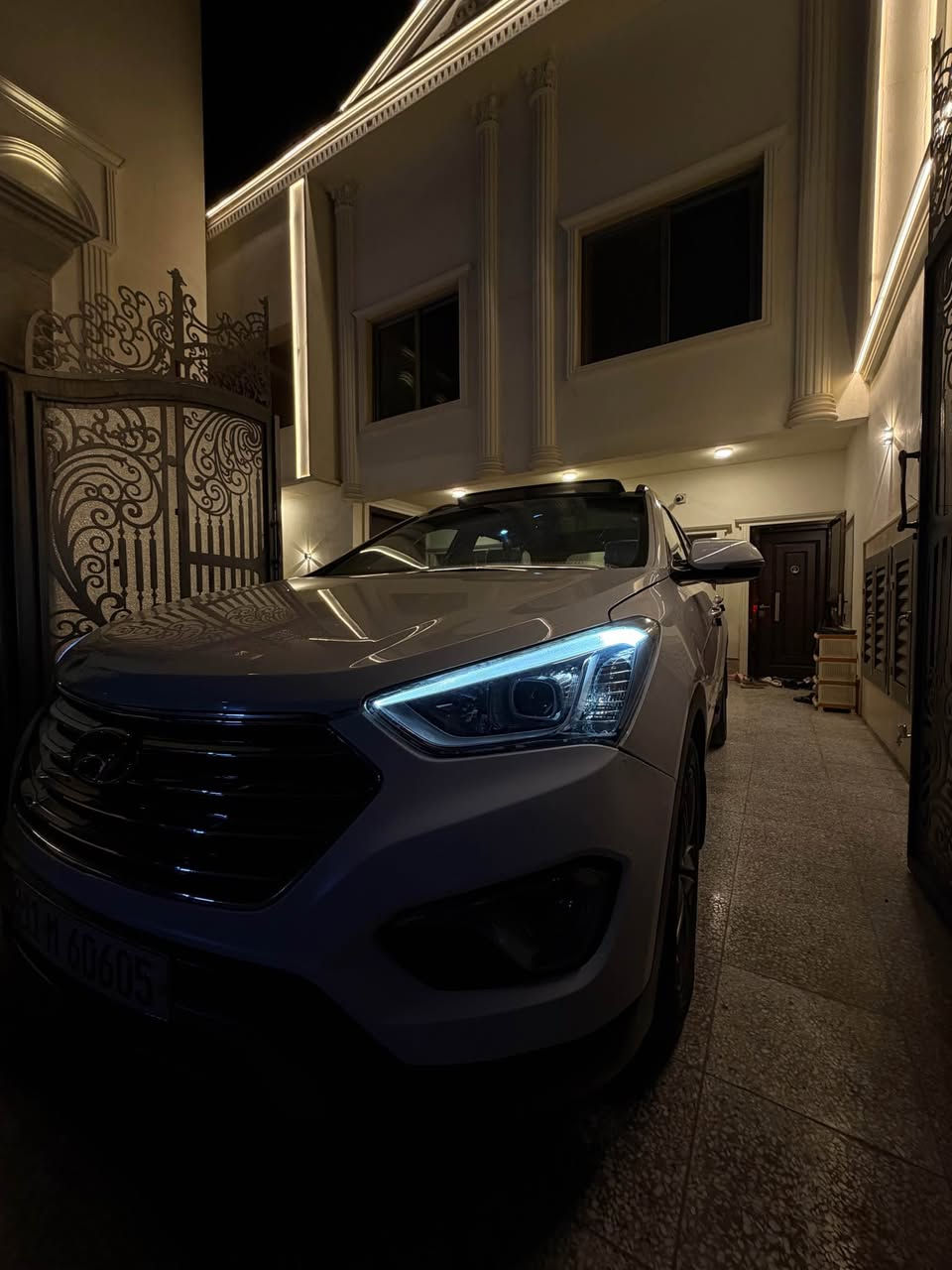 السلام عليكم للبيع او المراوس 
كراند سنتافيا خليجي 2014 vip فول مواصفات 7 راكب 6 سلندر  رقم بغداد الجديد سياره مكفولة عدا باب السائق مبدل نفس اللون اصلي فقط سياره جاهزه مابيها نواقص 
مواصفات السياره 
1_بصمة 
2_بانوراما 
3هاند بريك بصمة 
4 اوتو هولد 
5_ ثلاث قطع تبريد 
6_ تحكم سترين وحساسات خلفية كامرا 
7 _ 6 سلندر 
8 _ 7 راكب جلد 
9 _زنون 
10_ زراك لايت 
السياره عليها ادامة كامله منظومة البانزين ومنظومة المي صدر امامي جديد تخم تاير جديد 
السياره رايدها ب 157وبيها مجال بسيط للشراي مكاني الاعظمية 
*********** بغداد, العراق
