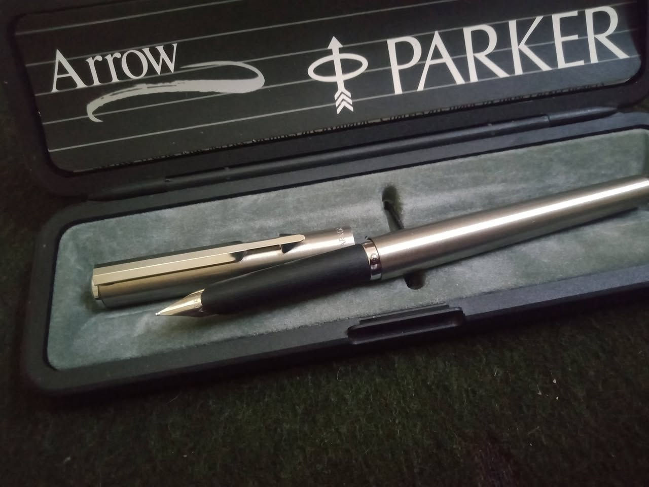 قلم حبر من باركر آرو جديد زيروووو لم يستخدم نهائي بالعلبة الأصلية والكتالوج يتميز بتصميم معدني فلاذى بالكامل ضد الصدأ ومشبك على شكل سهم مميز لعلامة باركر


**إذا كنت صاحب هذا الإعلان وتريد حذفه لأي سبب، رجاءا أرسل رسالة إلى الدعم الفني**