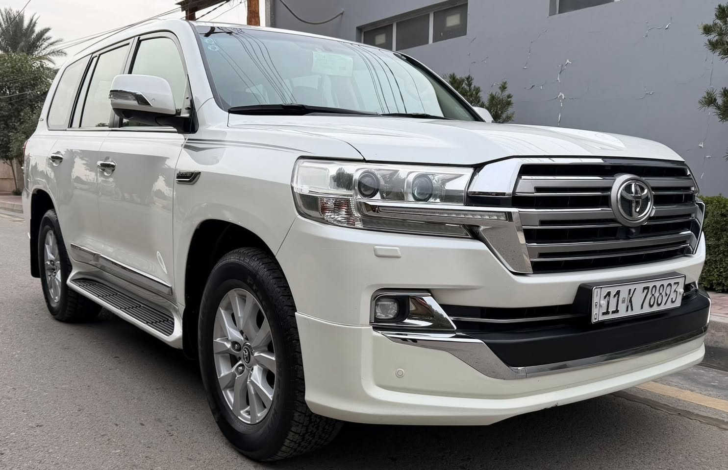 لاندكروز 2017 مكفوله من صبغ والتبديل سياره جديده تخم تاير جديد جوها كير محرك مكفولات بصمه جلد فتحه فووول موصفات كشن 3 حركات فول 
بيه مكانين بارد ازغار كلش ..
محرك 6 سلندر ....
عنوان سياره بغداد الاعضميه 
السعر ...450... قفل 
0771 566 7645
