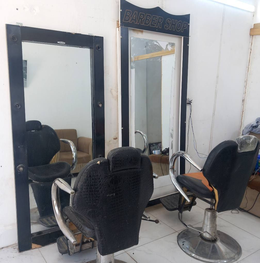 كرسي عدد ٢
مرايات عدد ٢
مع قنفه للبيع اي استفسار اتصل برقم ***********
