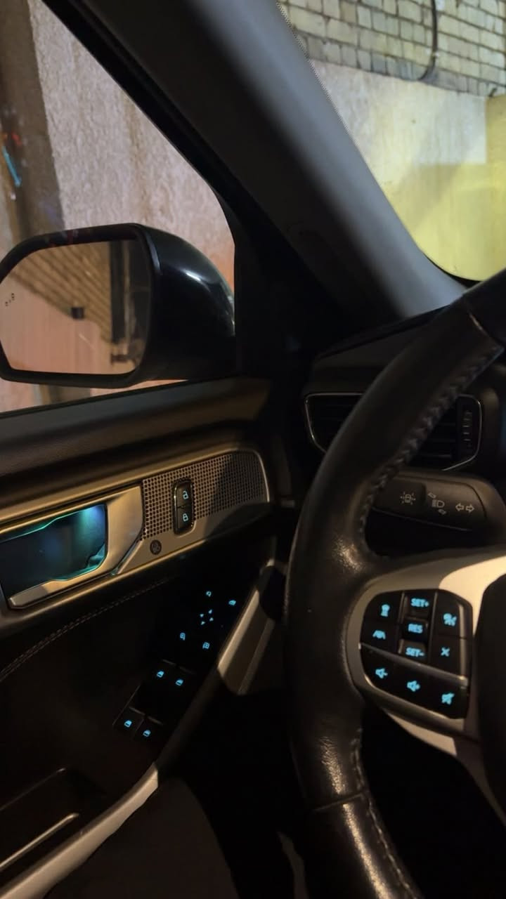 فورد اكسبلورر. |   2023 Explorer 
لمتد Limited 
فول عدا الفتحة
المواصفات العامة:
- اوتو هولد
- ⁠تحديد مسار
- ⁠تدفئة تبريد كشنات
- ⁠تدفئة كشنات الصف الثاني
- ⁠محرك 4 سلندر تون توربو 
- ⁠ نظام الكاميرات المحيطية بزاوية 360 درجة.
- ⁠مثبت السرعة التكيفي (Adaptive Cruise Control) مع ميزة التوقف والانطلاق وتحديد منتصف المسار.
- ⁠نظام التحذير من الاصطدام الأمامي مع مكابح الطوارئ التلقائية (AEB) ورصد المشاة.
- ⁠نظام مراقبة النقاط العمياء (BLIS) والتحذير من حركة المرور المتقاطعة عند الرجوع للخلف.
- ⁠ حساسات ركن أمامية وخلفية.
- ⁠كار بلي
- ⁠كشنات vip
- ⁠ الإضاءة: مصابيح أمامية وخلفية ومصابيح ضباب تعمل بتقنية LED بالكامل.
- المرايا الجانبية: قابلة للطي كهربائياً، مدفأة، وتحتوي على إشارات انعطاف وإضاءة ترحيبية.
• صندوق كهرباء
• ⁠التكييف: أوتوماتيكي ثلاثي المناطق (تحكم منفصل للسائق، الراكب الأمامي، والمقاعد الخلفية).
• ⁠ميزات إضافية: شاحن لاسلكي للهواتف الذكية، إضاءة داخلية محيطية خافتة (Ambient Lighting)، وستائر يدوية للنوافذ الخلفية.
بالأضافه الى مواصفات اكثر معروفه

الحادث جاملغ امامي وبنيد فقط ..
🔴ضمان سلامه المحرك والكير
ايرباك مرجع سستم
حالة السياره ممتازة شرط الفحص 
واكو ملاحظات بسيطة بالواتس اوضحها للجادين
مكان السيارة بغداد رقم بغداد 
بأسمي تحويل مباشر
سعر 270 
للإستفسار اكثر 
التواصل مع الرقم التالي 
 *********** واتساب.
مكلف بل نشر
