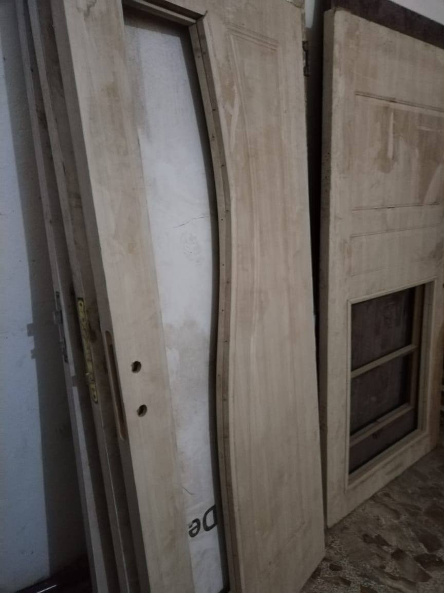 مجموعة ابواب خشب للبيع
المكان واسط الكوت 
***********
