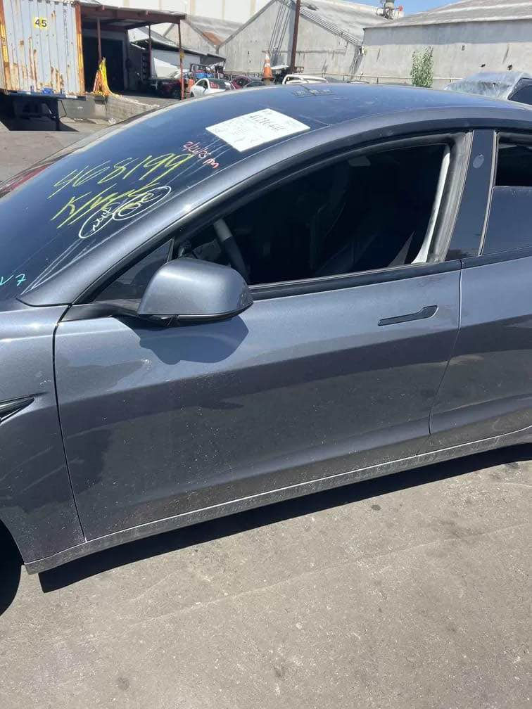 السلام عليكم من بعد اذن صاحب الاكروب تسلا مودل 3  اون لاين 2023 السياره بدون ايرباك على ضررها باسمي موجوده ابغداد ومواصفات التسلا معروفه ميحتاج اذكرها السعر 150 $ وياها جنطةسوده وشاحن 
*********** Colombo, Sri Lanka
