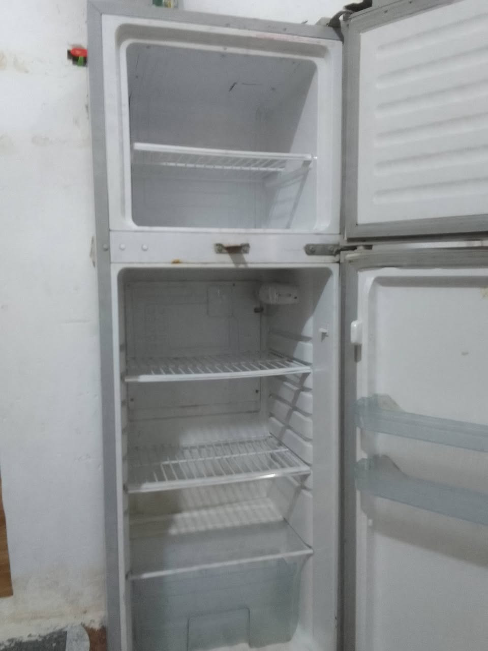ثلاج شغاله ناقصه بس غاز  السعر 150 ألف للاستفسار ع الواتساب ***********
