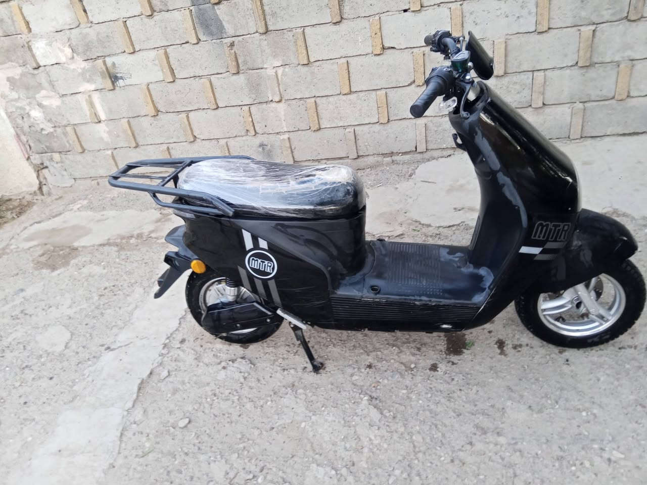 دراجه شحن أي نقص ما بيها فقط شاحنه الي عندي تجاري مو مالتها بيها بصمه تشغيل عن بعد 
السعر 450
مكاني حي اور 
***********
