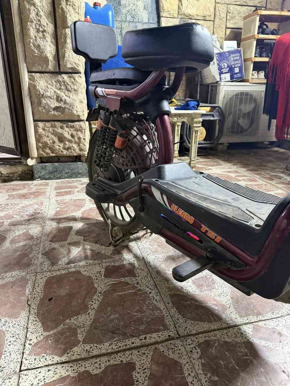 السلام علبكم. دراجه شحن اربع بطاريات جديده نسبه النضافه95بل ميه الدراجه نضيف كلش استعمال قليل نقصهه بس  ويرادله برغي حتى تثبت الشاشه. لان مكسوره قاعده ابرغي تثبت والاشارات كما موضح بل صوره وشاحنتهه الاصليه وياهه   اسويج وبصمه  وبيهه قفل بل ويل وبطاريته جديده. ما متعوبه استعمال. شهر وكم يوم  مابيهه اي نقص الدراجه. السعر350الف  وبيهه مجال حك جيتك  الاستفسار بغداد الشعب.   الرقم*********** متواجد على مدار24 ساعه
