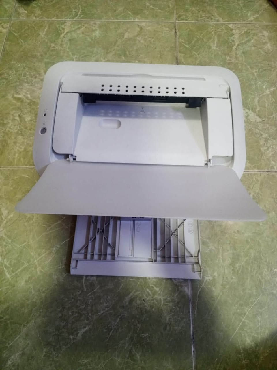 طابعة كانون ليزر Canon LBP6020 (بحالة الزيرو تماماً) 🖨️✨
للبيع طابعة ليزر أسود وأبيض Canon i-SENSYS LBP6020 بحالة ممتازة جداً (أخت الجديدة):
 الاستخدام: مطبوع بها أقل من 200 ورقة فقط!
 الحبر: الخرطوشة (التونر) الأصلية الخاصة بالشركة وما زالت ملحقة بها ولم تُستبدل أو تُعد تعبئتها.
 الملحقات: تشمل مزود الطاقة الأصلي وكابل البيانات (USB) الأصلي المرفقين معها من الوكالة.
 المميزات: طابعة سريعة، اقتصادية جداً في الحبر، وحجمها مدمج مناسب للمنازل أو المكاتب.
💰 السعر: 100,000 دينار عراقي (سعر قفل وغير قابل للتفاوض نظراً لحالة الطابعة ووجود ملحقاتها الأصلية).
📍 المكان: (بغداد الدولعي )
📞 للتواصل:( ***********)
