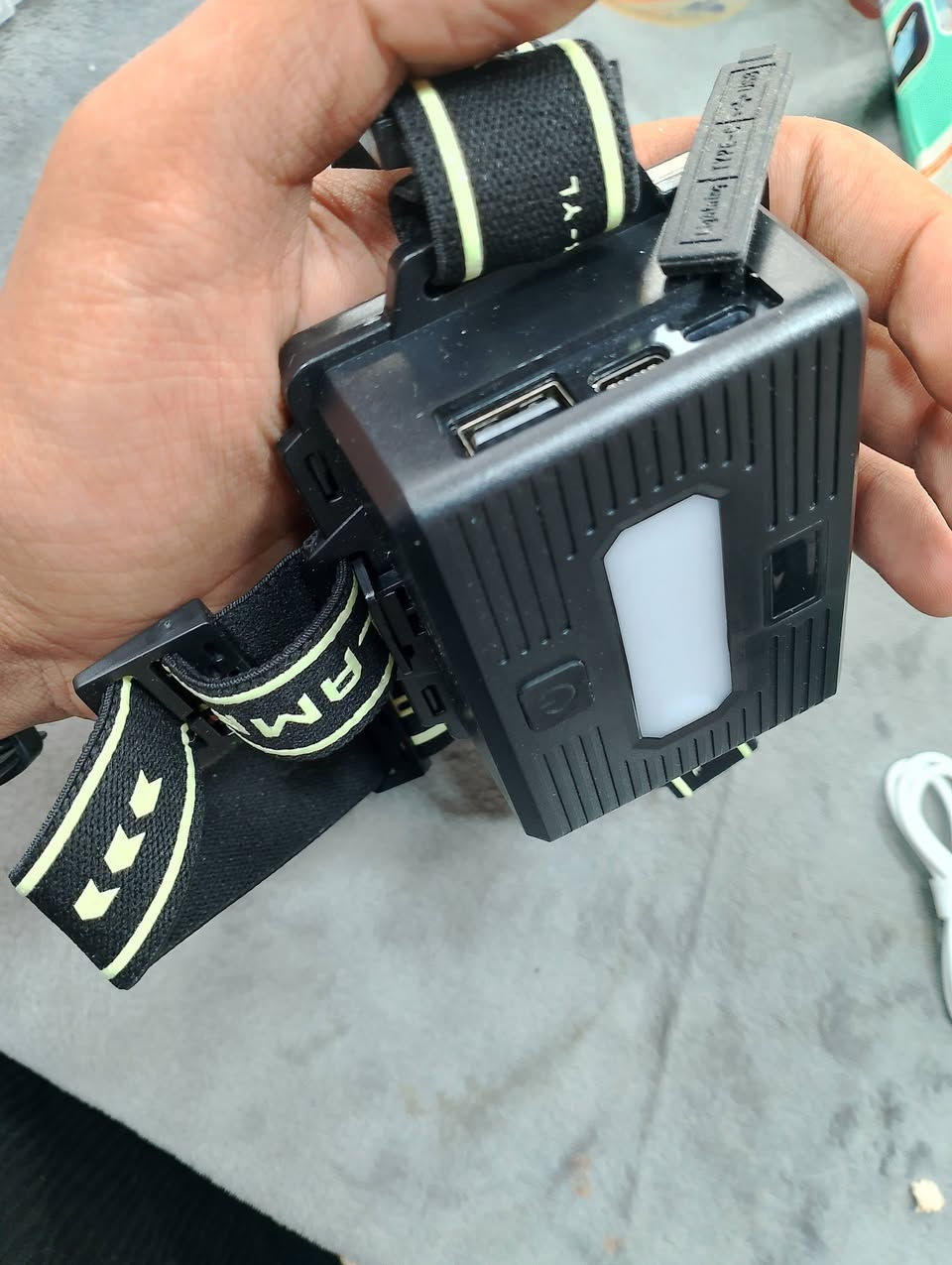 كشاف تكتيكي قوي بمدى طويل.
الطاقة: قابل لإعادة الشحن عبر منفذ USB، مع إمكانية استخدامه كباور بانك لشحن الأجهزة الأخرى.
المميزات: مقاوم للماء (تصنيف IP45)، ويتميز بخاصية التكبير والتصغير (Telescopic Zoom).
الأوضاع: يحتوي على 5 أوضاع إضاءة مختلفة (قوية، متوسطة، ضعيفة، وامض، و SOS).
يوجد توصيل لجميع المحافضات 🛵 
***********
