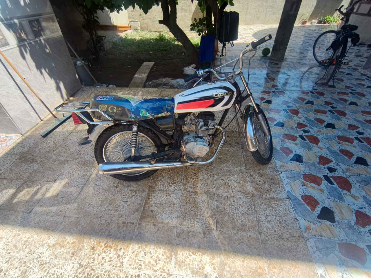 ماطور تايكر 20  ماطور بي صوت فيلس فقط وياله ميل دبلات شغاله السعر 240 وبي مجال للطيبين رقم الهاتف ***********
