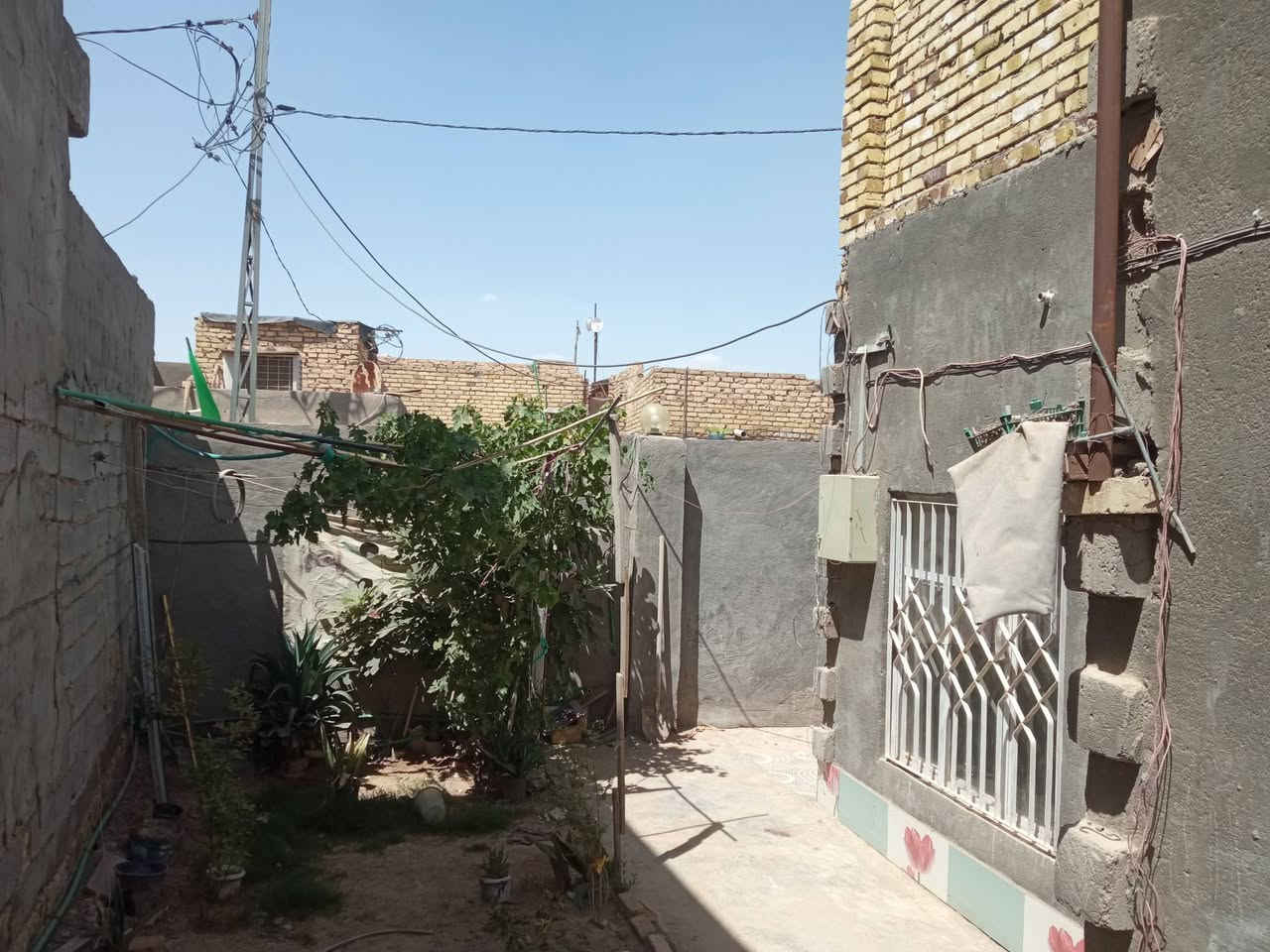 سلام عليكم اخوتي بيت طابو زراعي سند25 مساحه 170 يحتوي على طابق ارضي غرفه نوم واحده هول واستقبال ومطبخ مجمع صحيات داخلي خارجي طابق ثاني غرفه نوم مبنيه باقي بس سقف وتكمل موقع الهاشميه  مقابيل فلكه السياحي بفرع مجمع الافرشه للاستفسار الاتصال وبل خدمه ***********
