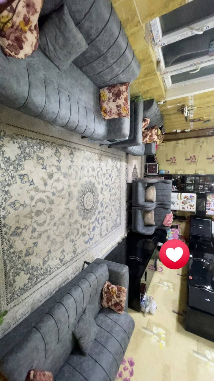 السلام عليكم تخم مستعمل تركي عشر مقاعد  ب400 الف للاستفسار  *********** ملاحضه اكو صوره سويته بل جي بي تي 🤭😀 علمود يبين  التخم
