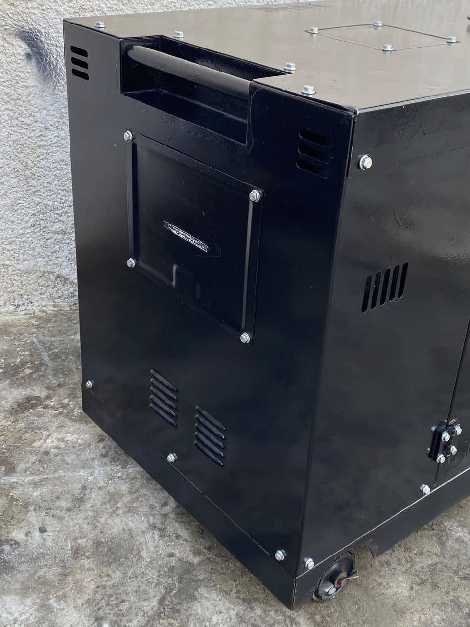 سلام عليكم مولده كاز كاتم ٣٥ أمبير بلاديه مداخله تصليح مستعمله قليل السعر مليون و١٠٠ مكان بغداد قرب بوب شام للاستفسار.***********
