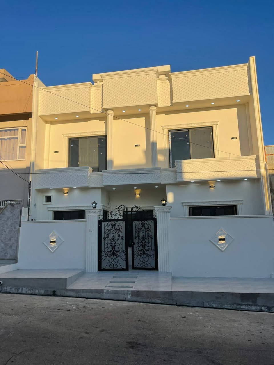 دار للبيع 🏠 

الموقع 📍 حي الصديق الأولى مقابل جامع أبو بكر الصديق 🕌

بناء حديث زيرو فارغ 🔑 
 
المساحة 100 متر.             واجهة 10 *10 ✳️

شارع تبليط بعرض 12 🛣️ 

تفاصيل الدار طابقين كاملة ✅ 4 غرف نوم 

الطابق الارضي مكون من/ غرفة نوم/ هول مفتوح على الاستقبال/ مطبخ/ صحيات ⭐

الطابق الثاني مكون من/ثلاث غرف نوم/ صحيات ⭐  بيتونة سطح كاشي ⚡

نظام دكتات سبالت كاميرات 📸🖥️.      كما هو موضح بل الصور 📸 

للاستفسار اكثر الاتصال على الارقام التالية 👇 

*********** 📱***********📱 ***********📱

السماك لتجارة العقارات 👉 عنوان المكتب 📌 حي الصديق بعد مرطبات البحرين سائدين الصديق الرئيسية مقابل مدرسة تبارك الاهلية 👍

