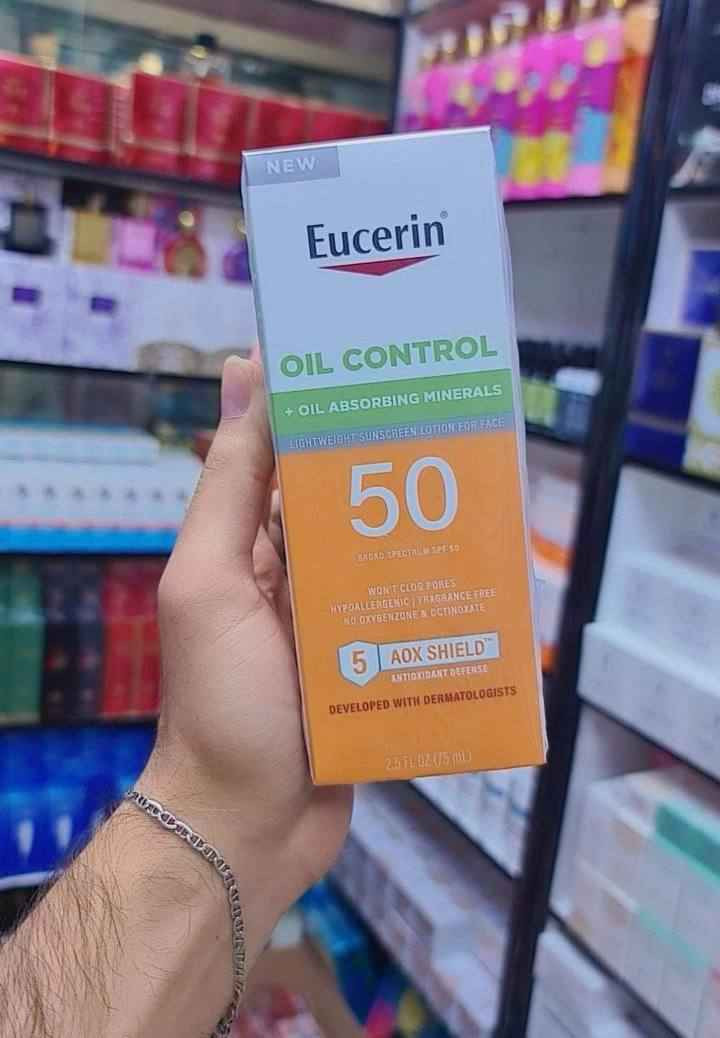 واقي شمس من يوسرين 🇩🇪✨
‏🌸Eucerin age defence🌸

واقي شمس يساعد على تقليل علامات الشيخوخة لا يُسبب الحساسية مطور من قبل أطباء الجلدية واطباء العيون
حماية من الأشعة فوق البنفسجية الطويلة / الأشعة فوق البنفسجية المتوسطة بالإضافة إلى مركب متقدم مضاد للأكسدة، 5 AOX Shield ™
تساعد تركيبته التي تحتوي على حمض الهيالورونيك على تقليل علامات الشيخوخة لمظهر أكثر نعومة وشبابًا.*

✅ افضلل منتجات يوسيرين حيث يعتبر منتج 3 في 1 ( لوشن مرطب + واقي شمس + معالج التجاعيد)
✅ خالٍ من العطور والزيوت والأصباغ والبارابين وحمض بارا أمينوبنزويك والفثالات
✅ لا يتسرب للعينين ولا يسبب الحكة
✅ مصمم ب 5 مضادات اكسدة + حمض الهيالورونيك 
✅ عامل حماية من الشمس 50
✅ يقلل علامات الشيخوخة لمظهر أكثر نعومة وشبابًا
✅ حماية من الاشعة فوق البنفسجية الطويلة / أشعة فوق البنفسجية المتوسطة 
✅ مناسب للاستعمال اليومي كأساس تحت المكياج
✅ لا يسبب حساسية 
✅ مناسب للبشرة الجافة و الحساسة 
✅ لا يسبب البثور (لا يسد المسام)
✅ فعال في إبطال الأكسدة ليحمي أيضًا من الجذور الحرة ويساعد في دعم صحة البشرة.
✅ مناسب للاستعمال اليومي كأساس تحت المكياج
المنشأ الماني🇩🇪🇩🇪 بغداد, العراق


**إذا كنت صاحب هذا الإعلان وتريد حذفه لأي سبب، رجاءا أرسل رسالة إلى الدعم الفني**