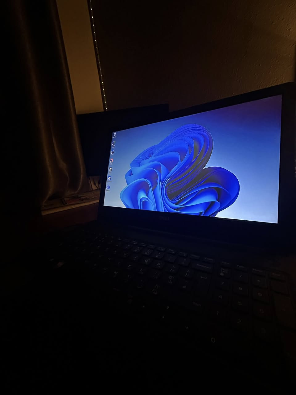 لابتوب للبيع ٣٥٠ الف
لابتوب DELL 
RAM 12GB
CPU Intel core i5-7200U 2.50GHz
GPU1 Intel(R) HD Graphics 620
GPU2 Radeon (TM) R5 M430
Hard SSD 512
Full HD screen - 15.6 inches

جنت استعمله ببرامج الهندسة والبرمجة وكلش زين وسريع 
حتى العاب ينلعب بيه

شاحنته وباكيته موجودين

بس ناقصه تبديل بطارية 
والدكمة مال حرف الـAlt ماكو للعلم ما تاثر لان كيبورد خارجي استعمل اصلا


**إذا كنت صاحب هذا الإعلان وتريد حذفه لأي سبب، رجاءا أرسل رسالة إلى الدعم الفني**