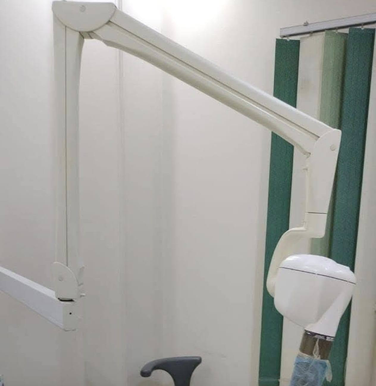جهاز الأشعة السينية للأسنان (Dental X-Ray Unit) 🦷📸
احصل على صور أشعة دقيقة وعالية الجودة تساعد طبيب الأسنان في التشخيص السريع ووضع خطة علاج مناسبة بكل ثقة.
✨ المميزات:
دقة عالية في تصوير الأسنان وجذور الأسنان والعظم المحيط.
جرعة إشعاع منخفضة لضمان سلامة المريض.
ذراع متحرك ومرن يتيح سهولة توجيه الجهاز لأي زاوية.
نتائج واضحة وسريعة تساعد في تشخيص التسوس، التهابات الجذور، الأسنان المنطمرة، وتقييم نجاح العلاجات.
تصميم متين وعصري مناسب للعيادات والمراكز الطبية.
يتوفر بموديلات تثبيت جداري أو أرضي حسب احتياج العيادة.
الاستخدامات: ✔️ تشخيص تسوس الأسنان.
✔️ فحص جذور الأسنان قبل وبعد علاج العصب.
✔️ تقييم حالة العظم والأسنان المنطمرة.
✔️ التخطيط لزراعة الأسنان والتقويم والجراحات الفموية.
استثمر في جهاز يوفر صورًا دقيقة، أداءً موثوقًا، وسهولة استخدام، ليكون إضافة مثالية لأي عيادة أسنان. 🩺✨
للطلب والاستفسار التواصل على الخاص او الواتساب
***********
