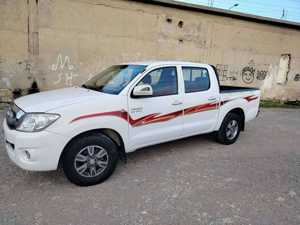 تۆێتا مەرزیە 2011
ئۆتۆماتیک ناو سور
سەنەوی تا نزیکی 2030 نوێیە
بە ناوی خۆمانە
یەک پەڵەی بچوک بۆیاخی هەیە
پێشو دوا کەپس
مەکینەی نەکراوەتەوە
گێڕو مەکینەو ئەکسل بەشەرت
ویلی بیلادی چوار تایەی مەزبوت
هەموو گیانی بەشەرت

سیعر// 188 گەڵاو کەمێ مەجال

شوێن//هەڵەبجەی شەهید
***********
*********** حلبجة, السليمانية
