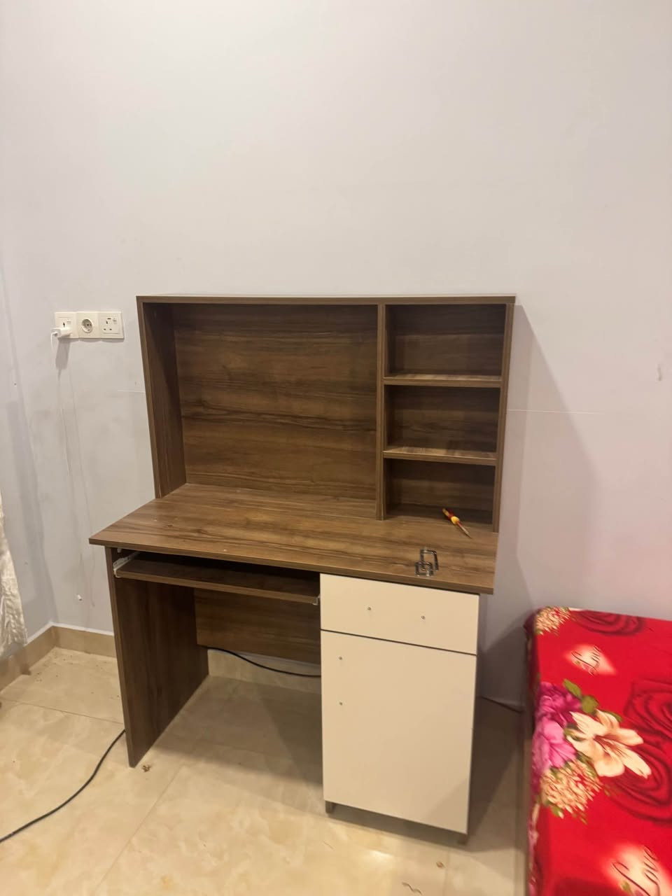 غرف نوم شبابي مستعمل نظيف مابي اي عيب 
٥ قطع كنتور ٣ باب و سرير و كومدي و ميز توليت و ميز حاسبه
عنوان حي النصر مقابيل مركز عروبه معرض حمدي اللاثاث رقمً موبايل *********** كركوك, العراق
