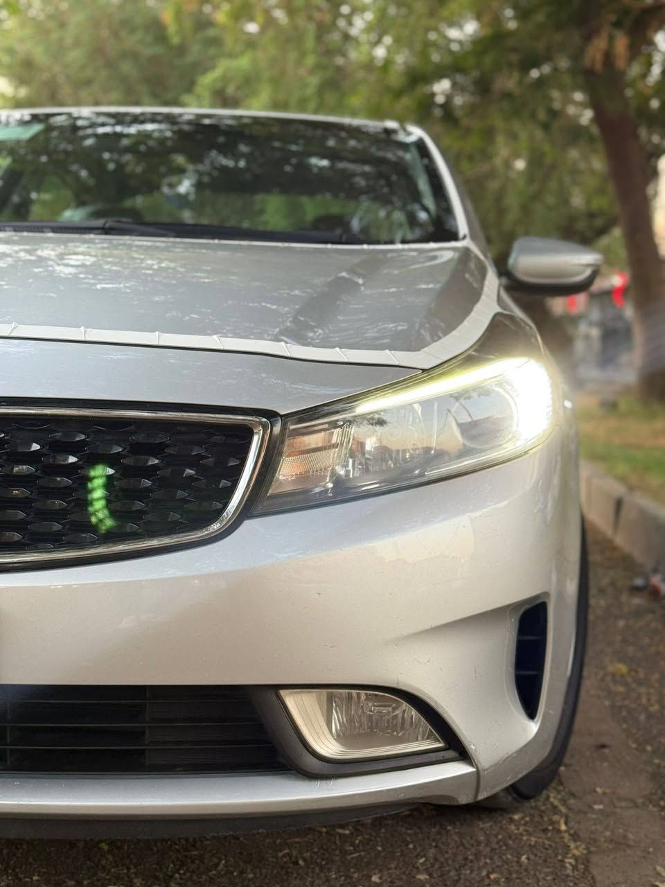 يا الله 
سيراتو 2017 خليجي الشركة العامة 
رقم بغداد الجديد بسمي شخصيآ محرك 1600
السيارا جديده مثل مجاي تشوف ماشيه 75 حقيقي
كفالة عامة ما عدا هاي الضربة فوگ التاير الايسر الخلفي
وما معدله على وضعها السعر 140 مكان السيارة نجف
***********
