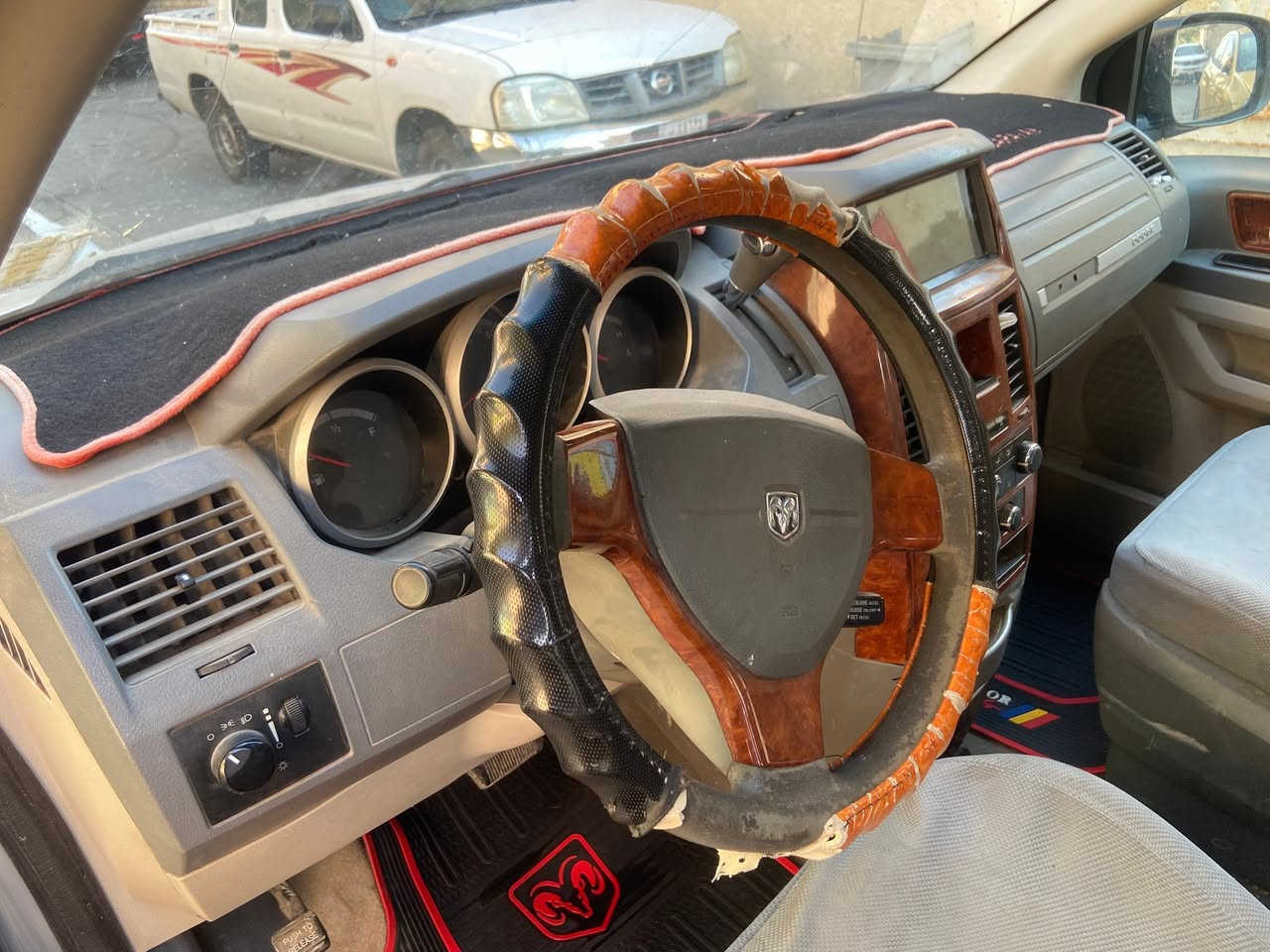 دوج كرفان ٢٠٠٨
كلين بيها رش جماليه مال جراد
٣ قطع تبريد ثلج 
كشنات بلع 
محرك ٣٣٠٠
السعر ٨٩
رقم الجديد بأسمي
***********
