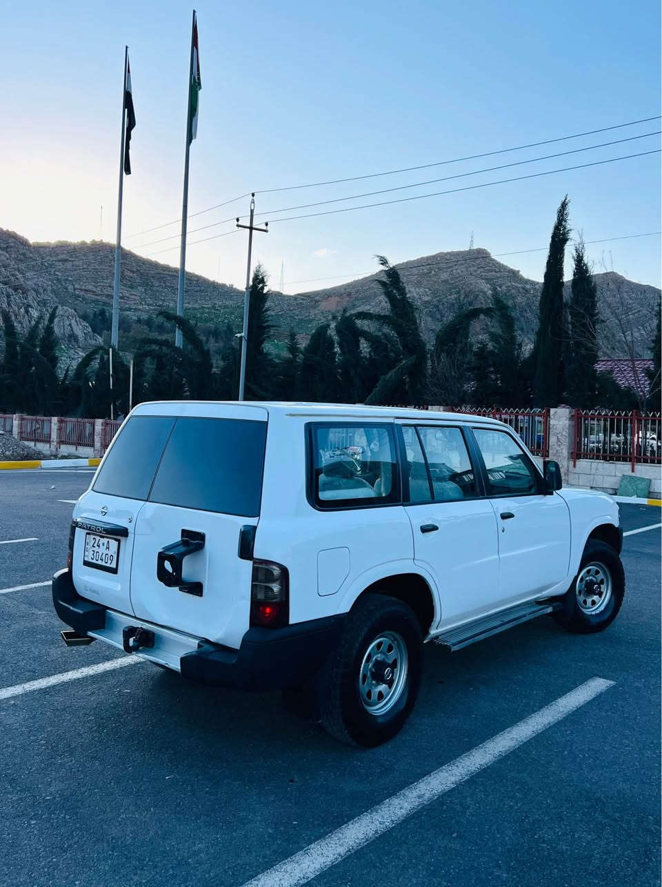 بسم الله الرحمن الرحيم(***********)
Nissan Patrol 2001 نیسان پەترۆڵ
سەیارەکە محسن ناو بۆرە فول عادیە رەقەم نوێ
سەیارەکە زۆر مەزبووتە ١ دینار مەسرەفی تیدانییە
بەرگە کوشن و گاعی لۆکم تازە تێی گرتووە بێ مەسرەفە
تایەی تازەیە سپێری لۆکی لەگەڵە غاز و بەنزین مەزبووت
دەرگای دواوەی و شانسی نەتەقیوە درزیشی نییە
ناو بەتانەی درزی هەبوو چاک کراوە زۆر جوانە سەیارەکە
لایت و سەکن و عەتەلی تازەم بۆ کریوە تند و تۆڵە
اکسل و دەبڵ اکسل بەشەرت گێڕ و مەکینە بەشەرت
تەبرید سارد و گەرم بەشەرت هیچ مەسرووفی تیا نییە
شاشە ئایپاتم بۆ بەستووە تحویل و غرامە بەشەرت
بەناو خۆمە تاکوو ٢٠٣١ نوێیە بەشەرتی حاسیبەش ناوی نییە
رەسمی سۆنەرەکەیم داناوە وەرگەراو شان دادانی نییە
دەحم و لێدرانی نییە سعری ٨٨ کەمێک مەجال شوێن رانیە
*********** ڤایبەر و واتسئاپی لەسەرە رانية, السليمانية
