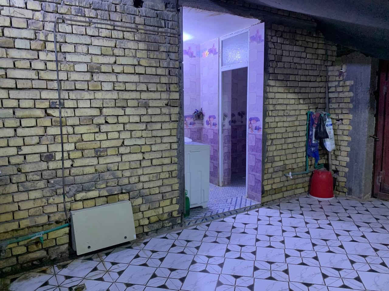 دار للبيع حي الامام المهدي الفرع المقابل مدرسة النوارس وكلية الطب البيطري  200 متر بناء حديث كونكريت للتواصل خاص او الاتصال على الرقم ***********
