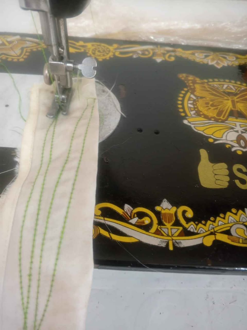 مكينه خياطه نضيفه شرط شغل سعر ٣٥ مكاني ناصريه حي فداء *********** للإستفسار مكينه جميع اقمشه تخيط من اصليات قديمات اصليه نضيفه كامله  هيه ماطور ودواسه بدون ميز ناصرية, ذي قار
