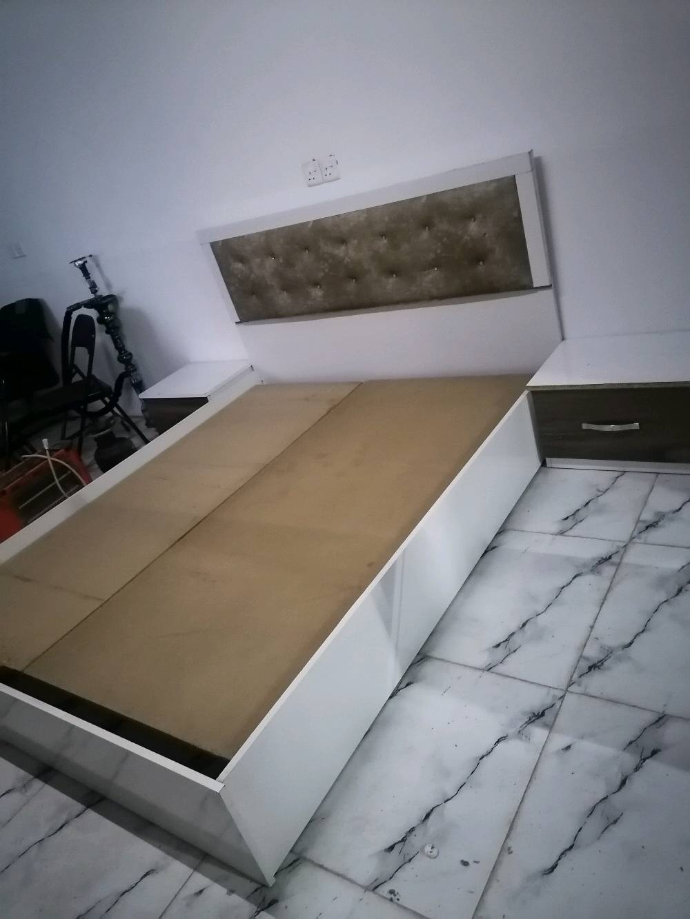 غرفة تركي ٥قطع حيل نظيفة ب٣٥٠الف مع التركيب مكاني حي البكر فرع نادي نينوى الرياضي داخل الفرع