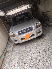 توسان٢٠٠٩خليجي للبيع  السعر ١٢٥ $   رقم انكليزي مكفولة،،، بس بيهة طخة ...