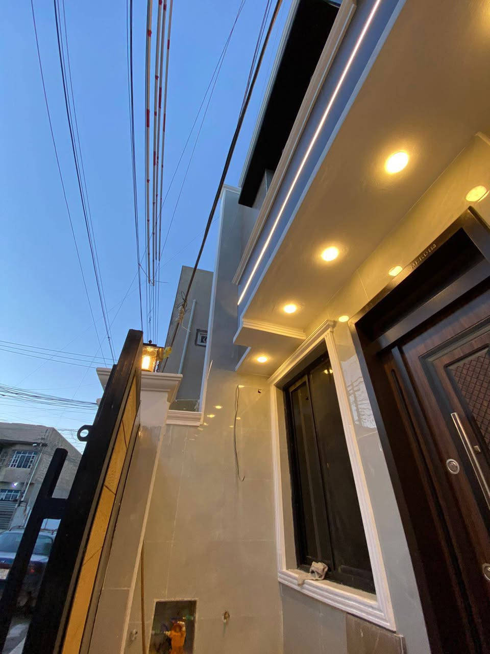 # 100م² جديد للبيع  🏡 
دار  ١٠٠ م للبيع السعر مناسب
يحتوي على ٤ غرف نوم سويت
بناء حديث درجة اولى 
حي الجهاد ـ الحمدانيه

#للأستفسار : مكتب سومر للعقار 🏛️ 
                    *********** 📞 بغداد, العراق
