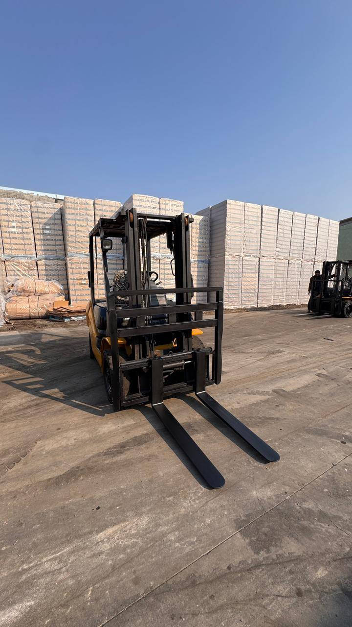 كوماتسو 2006 2طن ونص  للبيع السعر 100ورقه العنوان عويريج بغداد ما متواجد  ع الفيس ***********
