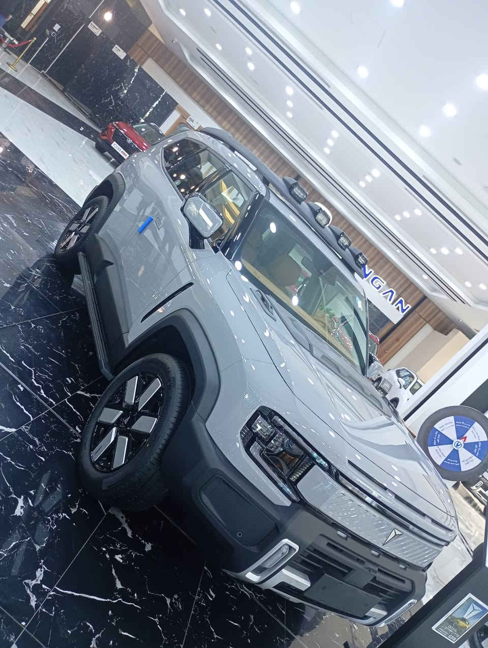 شانجان ديبال G318 REEV هي سيارة SUV كهربائية ممتدة المدى (reev) تتميز بقدرات دفع رباعي قوية بفضل نظام الدفع الرباعي الكهربائي ومولد كهربائي، وتجمع بين الأداء القوي (تصل لـ 316 كيلوواط) ومزايا الأوف-رود (خلوص أرضي مرتفع، قدرة خوض عميقة)، مع نظام تعليق ذكي (هواء و CDC)، وقدرات تفريغ كهربائية، ومقصورة مجهزة بالكامل، وتتوفر بميزات مثل القفل التفاضلي وأنظمة مساعدة السائق
+2
ميزات إضافية
قدرة سحب تصل إلى 1600 كجم
خيارات لملحقات خارجية (، كشافات إضافية).

للأستفسار اكثر زياره موقعنا الكائن 
بغداد سريع الدوره مجاور محطه وقود شواطى دجله 
مستشارة المبيعات 
*********** 📞📱
