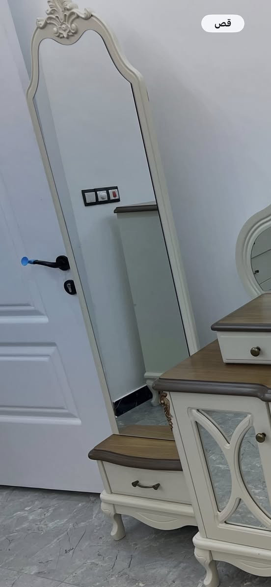 غرفه جديده للبيع امانه الله صارلي شهرين مشتريتها جديده شحط او وصخه مابيها  سبب بيع حسافر  الي ناوي ياخذها ومتأكد يتصل ع رقم رجاء لتبخسون بسعرها لان جديده
 ‭0770 001 7398‬
