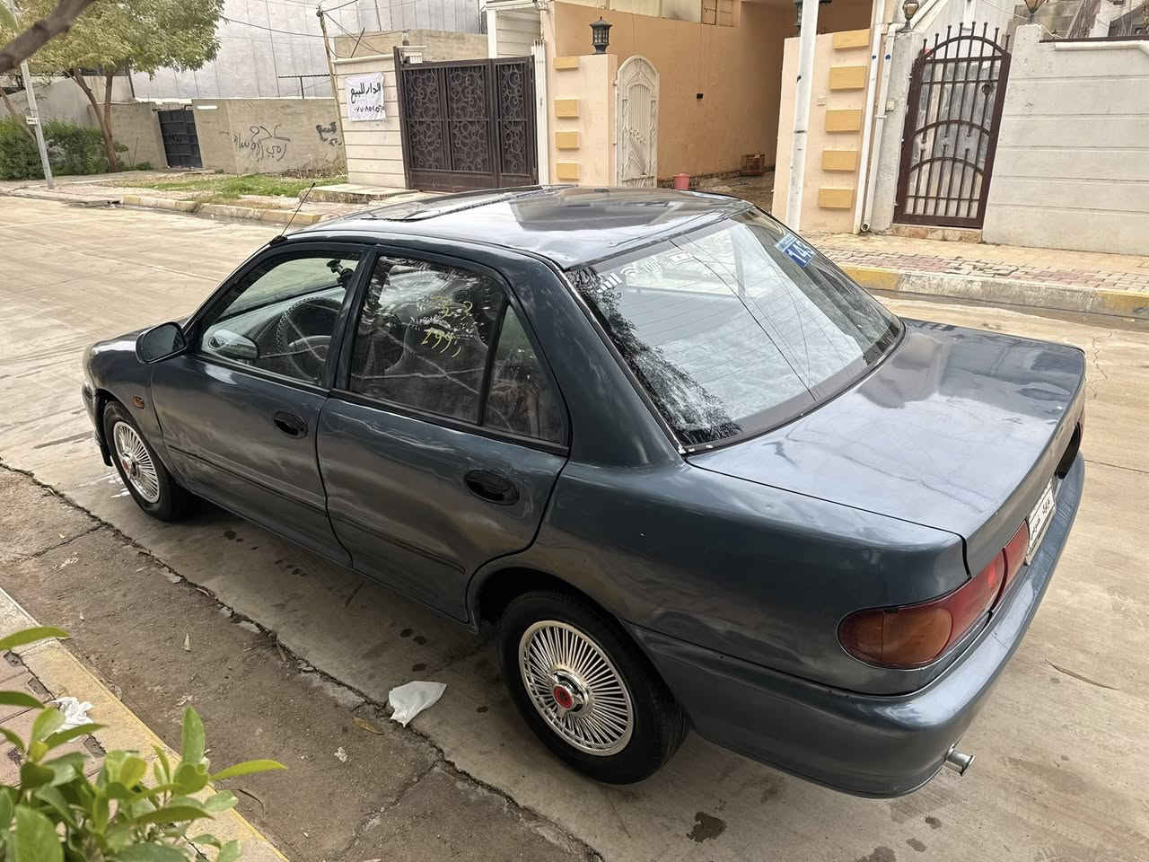 لانسر موديل 1993 سياره نضيفة مصبوغه عام ومعمره جديدة دواخلها كلش نضيفة كدام العين صدر نضيف تايرات جديدة رقم كركوك بيها بطاقه بانزين محرك لاصرف لابخار كهربائيات كامل شغاله عداد وكيجات العنوان كركوك ***********
