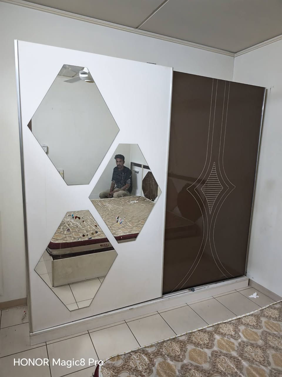 مساء الخير غرفه نوم 5 قطع سعر معه توصيل ونصب 350 الف اي استفسار رقم ***********
