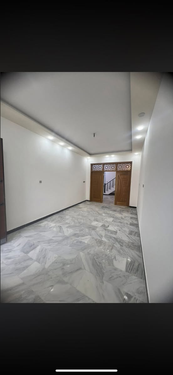 مشتمل للايجار
يا الله
دار حديث للايجار في منطقة الشعب حي التجار مقابل كلية الامام الكاظم ع
مساحة ١٠٠ متر
مدخلين يحتوي على ٤ غرف نوم وخدمات ٣
وصالة خطار ومطبخ ومنور
الايجار ٩٠٠ قفل
البيت حديث
للاستفسار/ مكتب ارض الخيرآت 
*********** حسن العقابي
