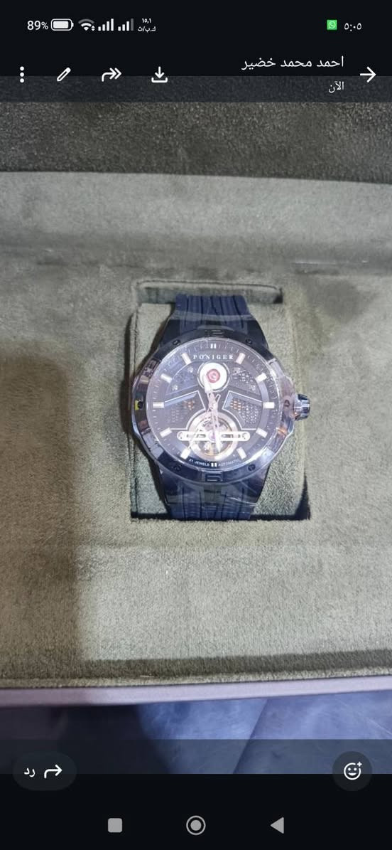 تبدو هذه الساعة كإصدار من ساعة بورمان (Borman) الميكانيكية الأوتوماتيكية المخصصة للرجال، وتحديداً الموديل الذي يحمل الرمز BM18011. 
تتميز هذه الساعة بتصميم كلاسيكي فاخر يجمع بين عدة وظائف في قرص واحد، وإليك أبرز مواصفاتها:
المواصفات التقنية
نوع الحركة: ميكانيكية أوتوماتيكية (Automatic Self-Wind).
الوظائف المتعددة: يتضمن قرص الساعة عرضاً للتاريخ (نافذة صغيرة عند الساعة 3)، واليوم، والشهر، بالإضافة إلى مؤشر لتعاقب الليل والنهار أو نظام الـ 24 ساعة.
المواد: تأتي عادة بهيكل من الفولاذ المقاوم للصدأ (316L Stainless Steel) وزجاج من الياقوت الكريستالي المقاوم للخدش.
السوار: حزام من الجلد الطبيعي الفاخر بنقشة التمساح.
مقاومة الماء: مقاومة للماء حتى عمق 50 متراً (5 بار)، مما يجعلها مناسبة للاستخدام اليومي والسباحة الخفيفة. 
التصميم
تعتمد الساعة تصميماً ريترو (Retro) بلمسة عصرية، حيث تظهر الأرقام الرومانية على القرص، اعلى سعر ابيع


**إذا كنت صاحب هذا الإعلان وتريد حذفه لأي سبب، رجاءا أرسل رسالة إلى الدعم الفني**