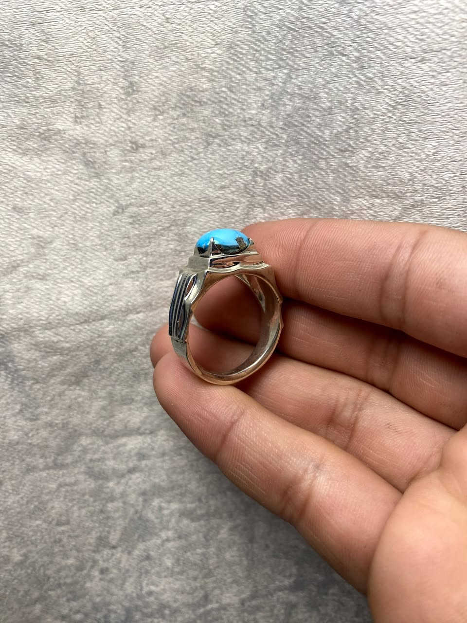 اللهم صل على محمد وآل محمد 
خاتم من الفيروز النيشابوري 
لبة سمائية صافية طبيعية 

مقاس الخاتم 26 مقاس الحجرة 1 سانتيم 
مصاغ يدوي المبدع ( شرفيان ) فضة ( 925 ) 
خاتم مع شهادة تعريفية للصائغ 

للاستفسار خاص او واتساب *********** ☎️
توصيل جميع محافظات العراق 🚘
