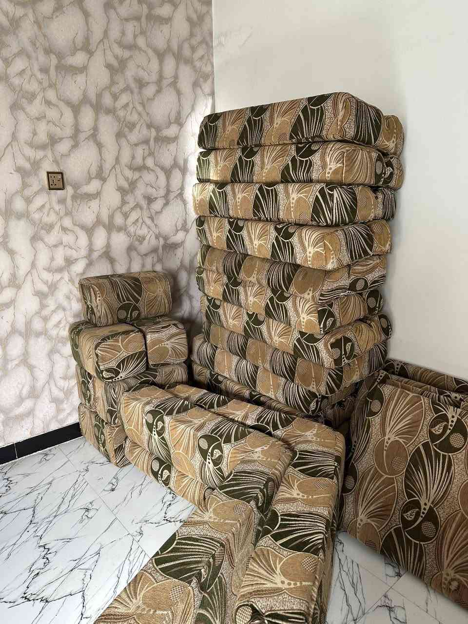 ديوان ٦ فرشات مستعمل السعر ١٢٥ وبي مجال العنوان الناصرية حي العسكري ***********
