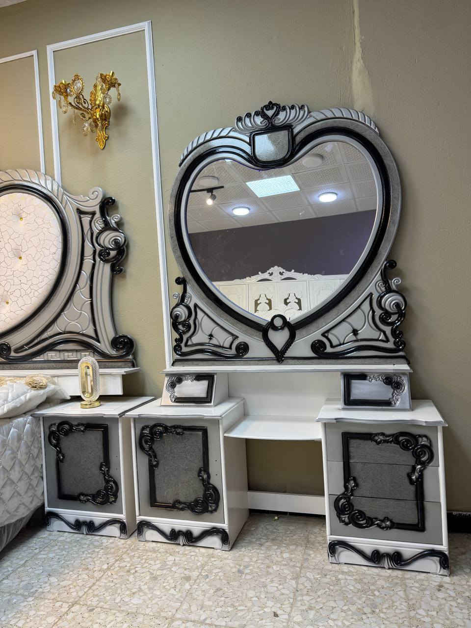 السعر مليون و200 الف دينار فقط  وبيها مجال 

سعر الشازلون الخزان 75 الف 

سعر الشازلون المقعد 50 الف 

غرفه نوم داخل معاكس خشب 3 ملم
خارج تحفير sns انديف 5 ملم

الصبغ حراري درجة اولى

6باب  متكونه من 9قطع

زاويه تصميم كنتوري بارتفاع الكنتور

السرير بلاويد اسود 6ارجل

قياس الكنتور ارتفاع 2.40 وعرض 3.20

النقل والشد مجاناً داخل بغداد 
أطراف 50

يوجد توصيل الى جميع المحافضات وباسعار مناسبه

للحجز والاستفسار مراسله الصفحة او واتساب *********** 
G
